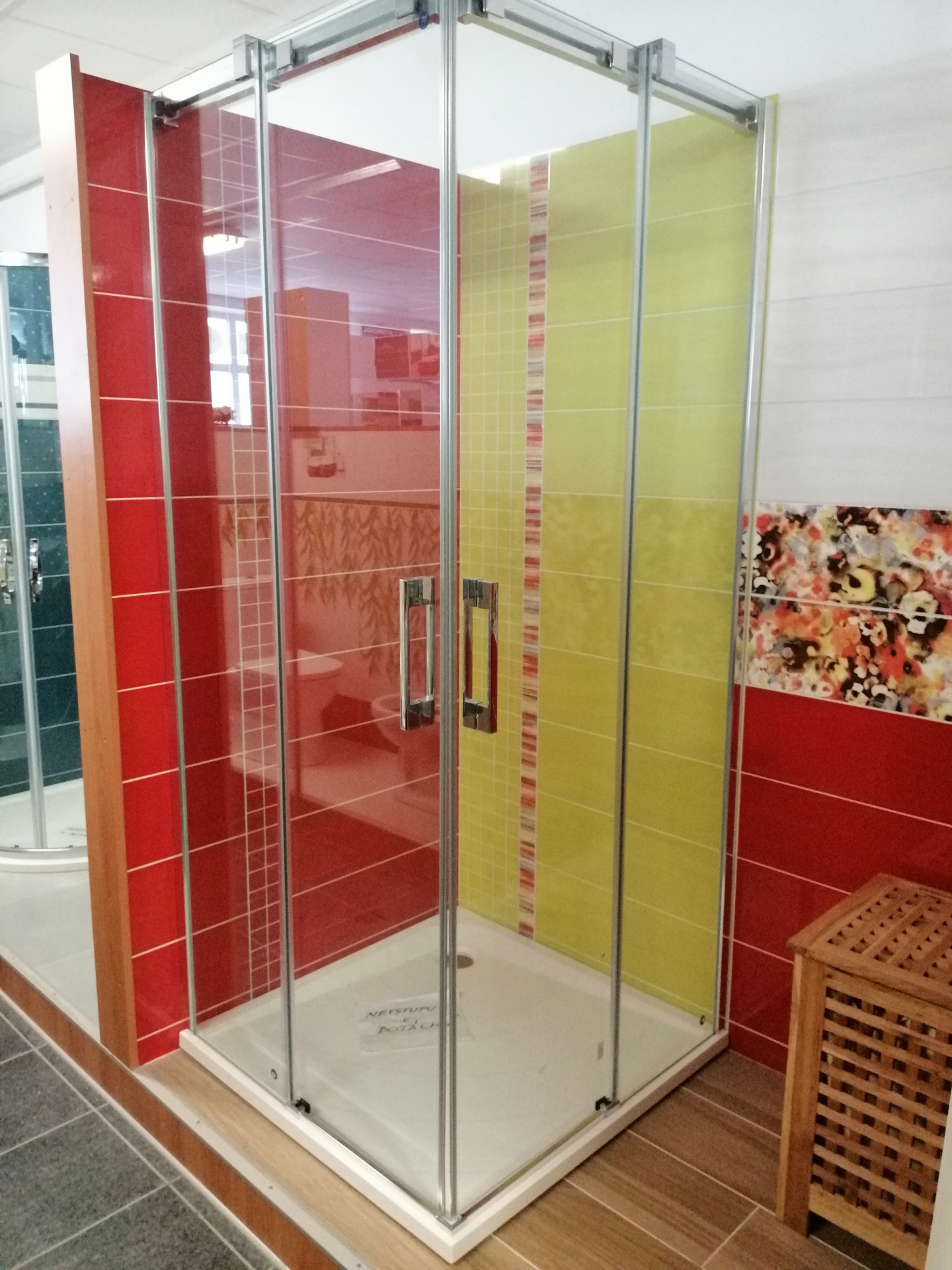 Sprchový kout s rohovým vstupem, 8mm sklo, 90x100(bez vaničky) . Akční cena 32.416,-kč