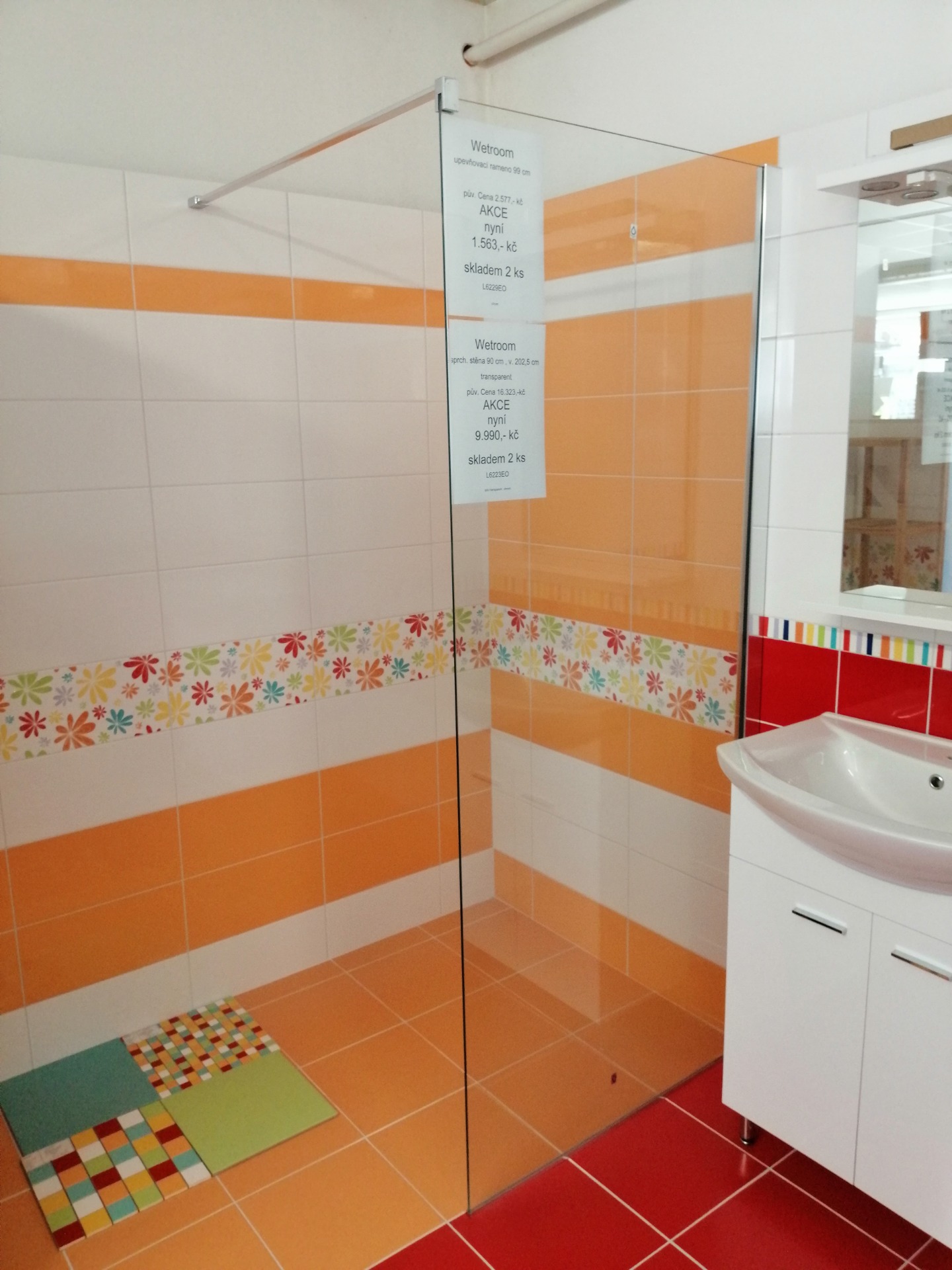 Skleněná dělící stěna 9.990,-kč včetně DPH, upevňovací rameno 1.563,-kč